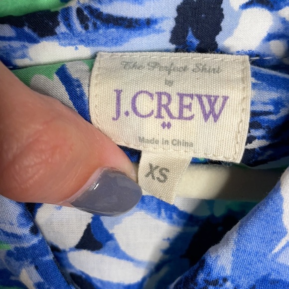 NWOT JCREW GREEN AND BLUE FLOWER BUTTON DOWN. SIZE XS. - Picture 2 of 2